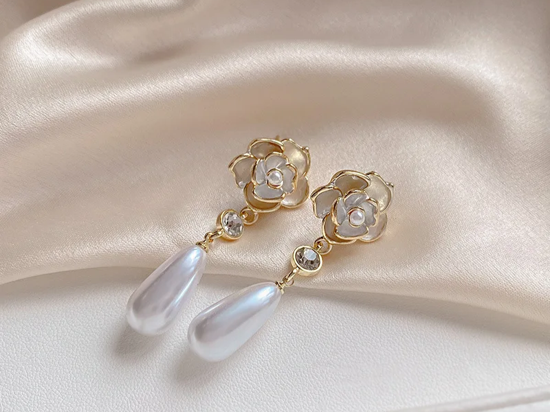 Korean Style Fashion Pearl Camellia Earrings for Women Girls Crystal Pendant Jewelry Lady Trendy Vintage Accessories Ear Rings