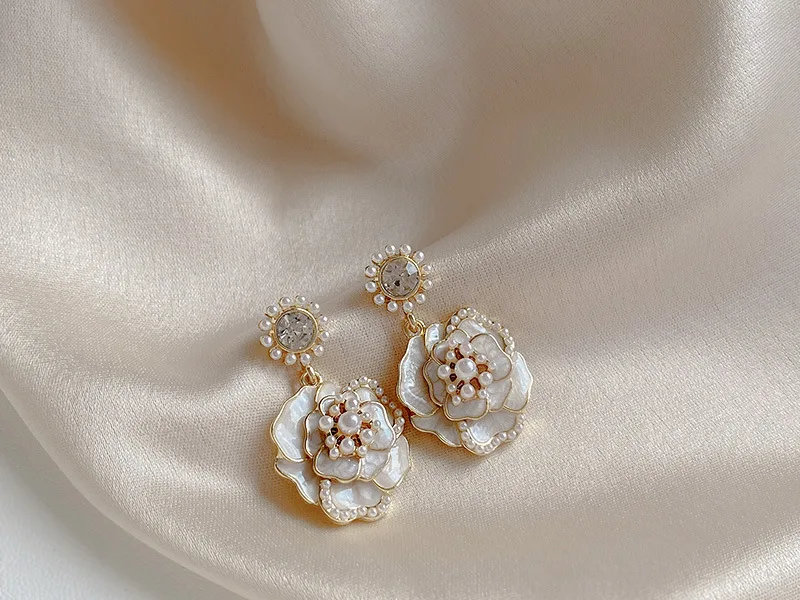 Korean Style Fashion Pearl Camellia Earrings for Women Girls Crystal Pendant Jewelry Lady Trendy Vintage Accessories Ear Rings
