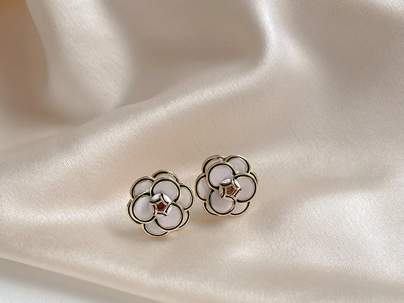 Korean Style Fashion Pearl Camellia Earrings for Women Girls Crystal Pendant Jewelry Lady Trendy Vintage Accessories Ear Rings